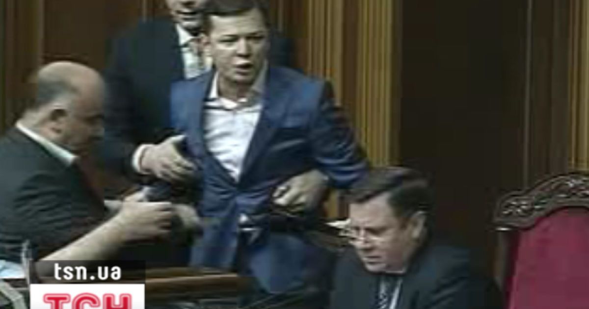 До них підбігли депутати від КПУ і Партії регіонів і припинили бійку.