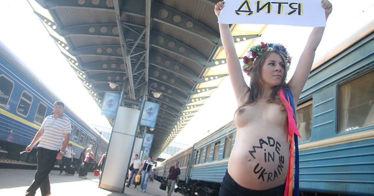 Жіночий рух FEMEN влаштував чергову топлес-акцію протесту на центральному вокзалі у Києві. / © femen.livejournal.com