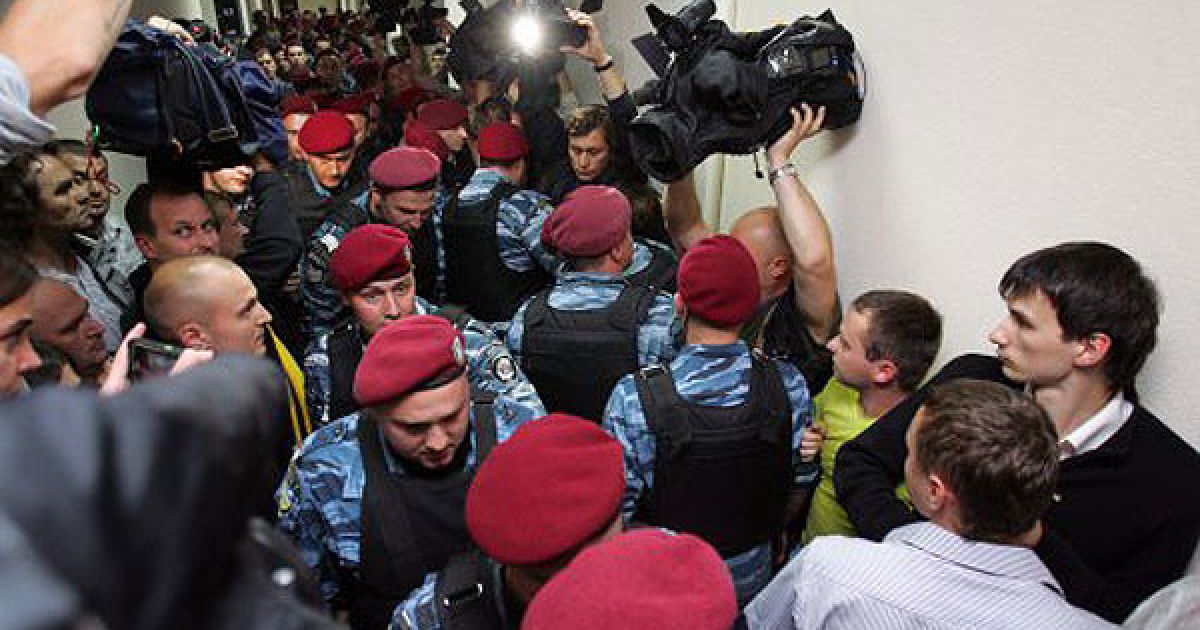 Бійці "Беркуту" під час бійки з депутатами від БЮТ в Печерському суді пошкодили декілька відеокамер. / © УНІАН