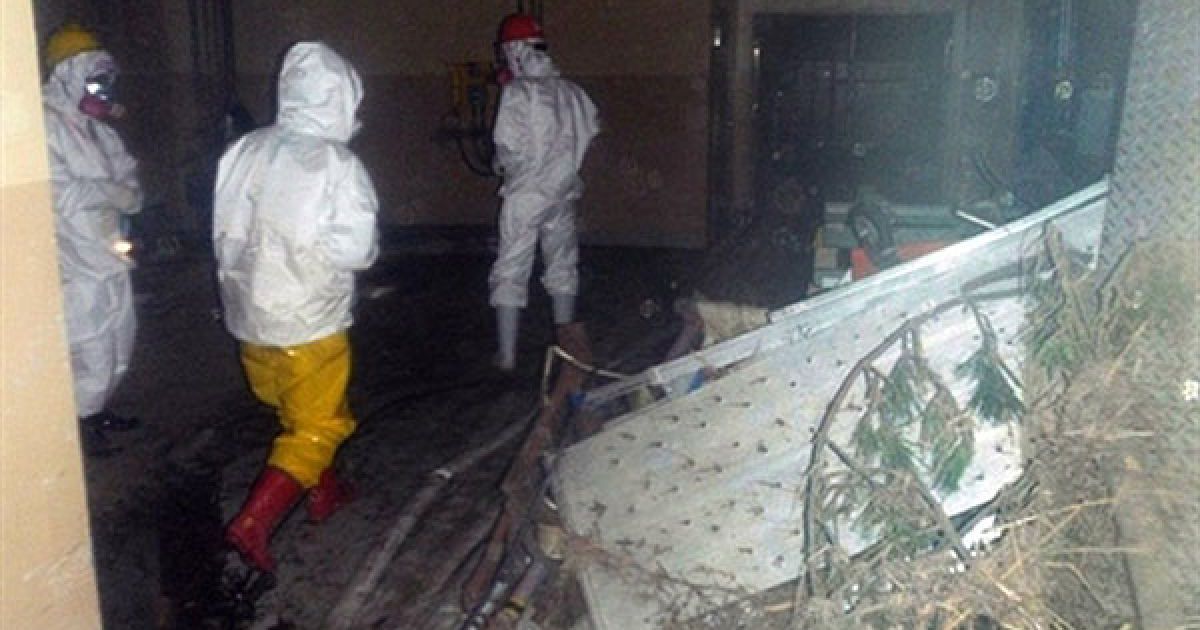 Японія, Окума. Працівники TEPCO зачищають центральний процесор АЕС "Фукусіма-1" на об&#039;єкті, який буде використовуватися для зберігання води, забрудненої радіацією. AFP PHOTO / HO / NISA VIA JIJI PRESS / © AFP