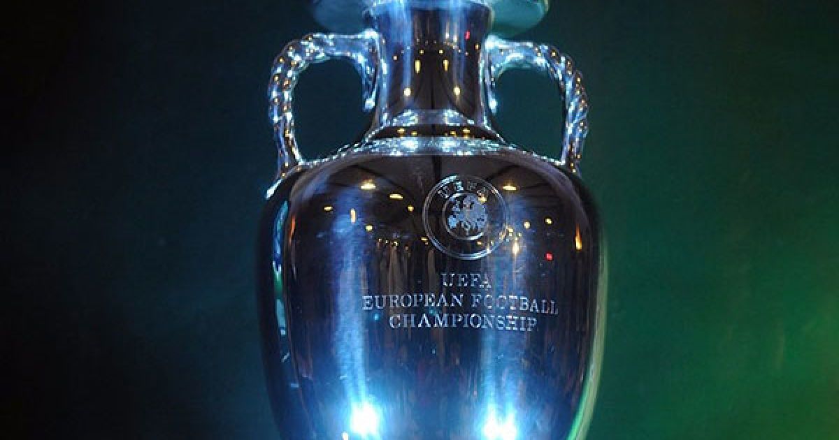 У Львові відбулась презентація головного трофею чемпіонату Європи з футболу Євро-2012 &mdash; Кубка УЄФА / © ZAXID.NET