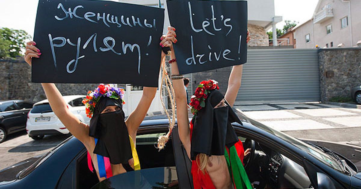 Наприкінці акції FEMEN закидав будівлю посольства батогами, якими влада Саудівської Аравії закликає чоловіків бити жінок за спробу сісти за кермо. / © Жіночий рух FEMEN