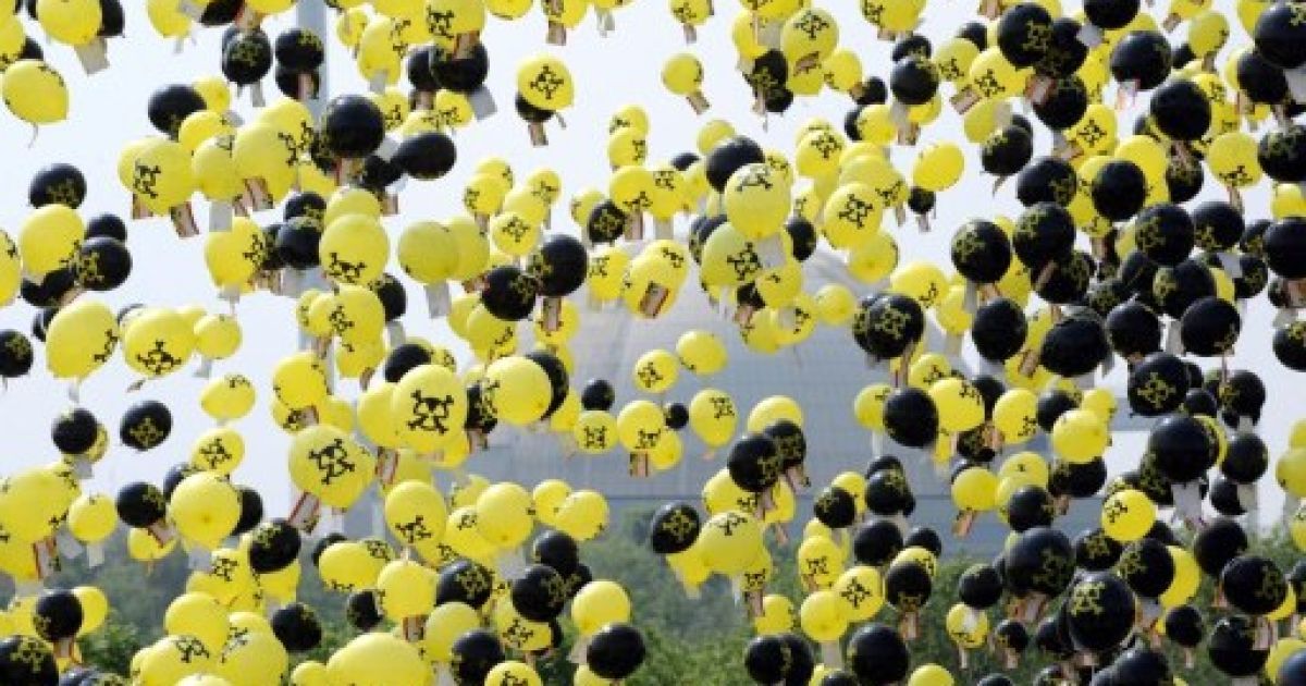 Німеччина, Кляйнензіль. Антиядерні протестуючі запускають повітряні кулі перед АЕС "Унтервезер" поблизу північного німецького міста Кляйнензіль під час акції з вимогами закриття АЕС. / © AFP