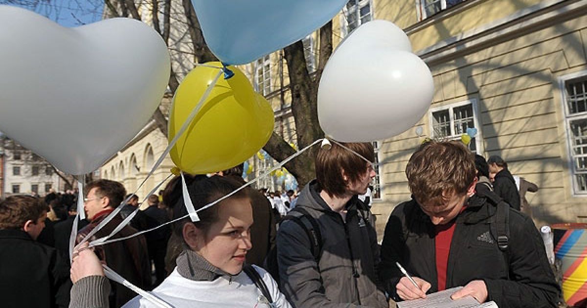У Львові пройшла акція протесту проти гомосексуалізму, учасники якої вимагали заборонити популярізацію та пропаганду гомосексуалізму в Україні