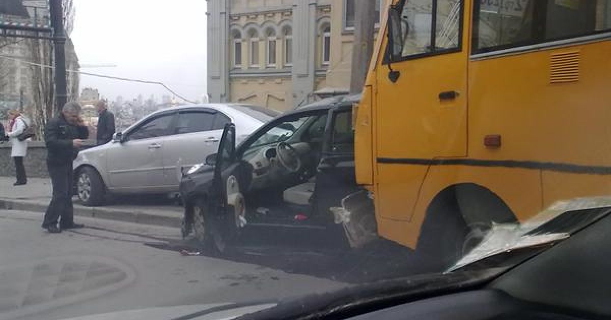 У центрі Києва на Поштовій площі сталася жахлива ДТП за участю декількох автомобілів. / © kiev.vgorode.ua