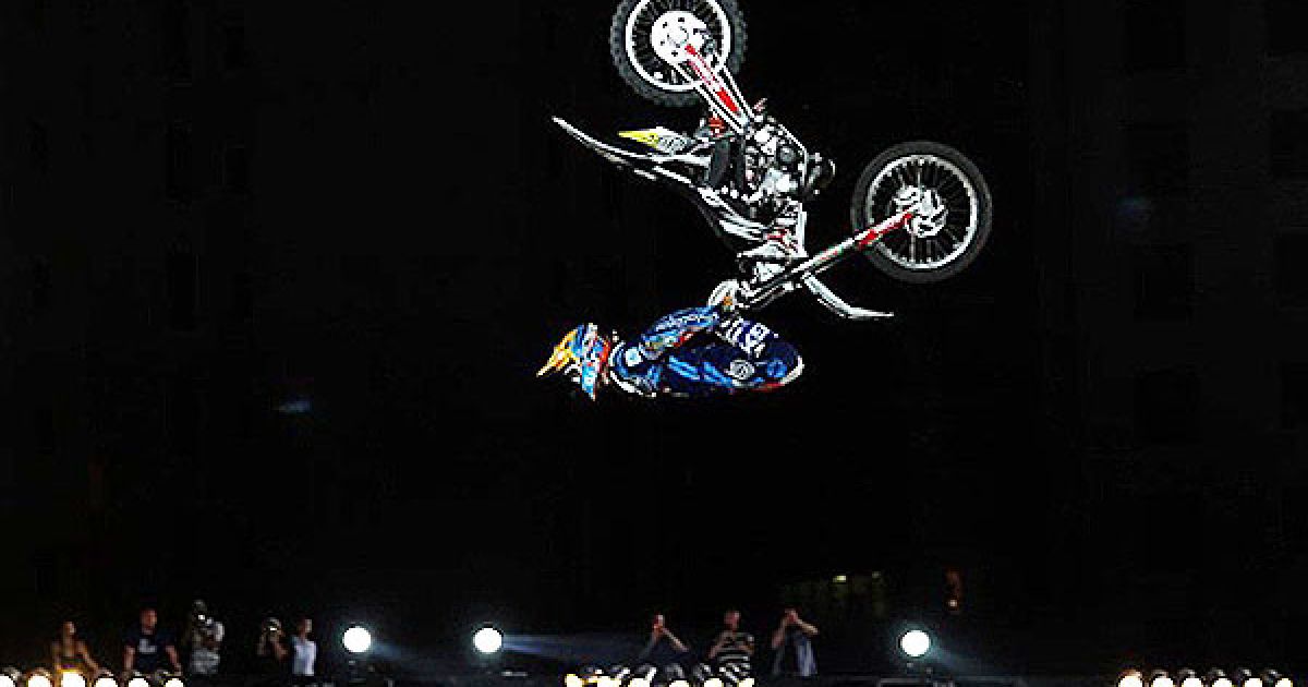 Об'єднані Арабські Емірати, Дубай. Іспанець Дені Торрес виступає на першому етапі всесвітніх змагань Red Bull X-Fighters 2011. / © AFP