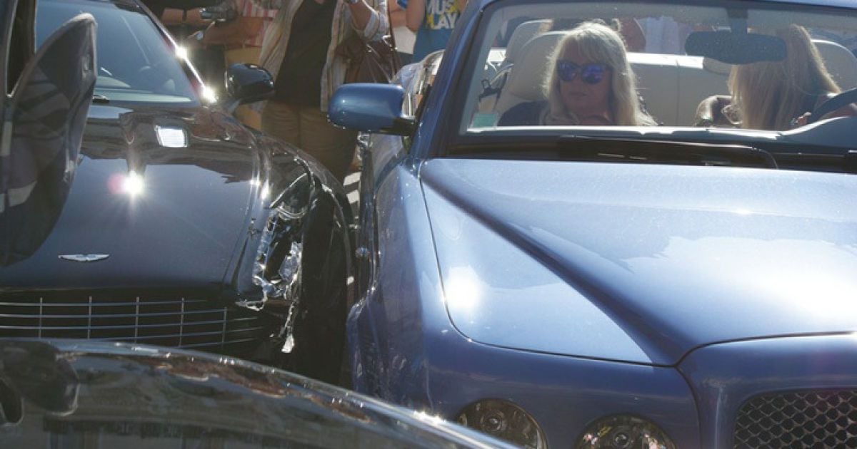 В Монако Дівчина за кермом Bentley переплутала педалі і врізалась в Aston Martin, а потім в Mercedes, Ferrari і Porsche. Фото dr.cat з місця подій