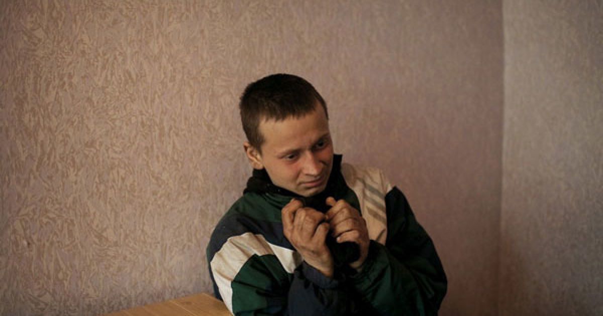 Журнал Newsweek надрукував серію фотографій, зроблених фотокореспондентом  Дональдом Вебером в приміщенні для допитів підозрюваних у відділку міліції. / © forum.pravda.com.ua