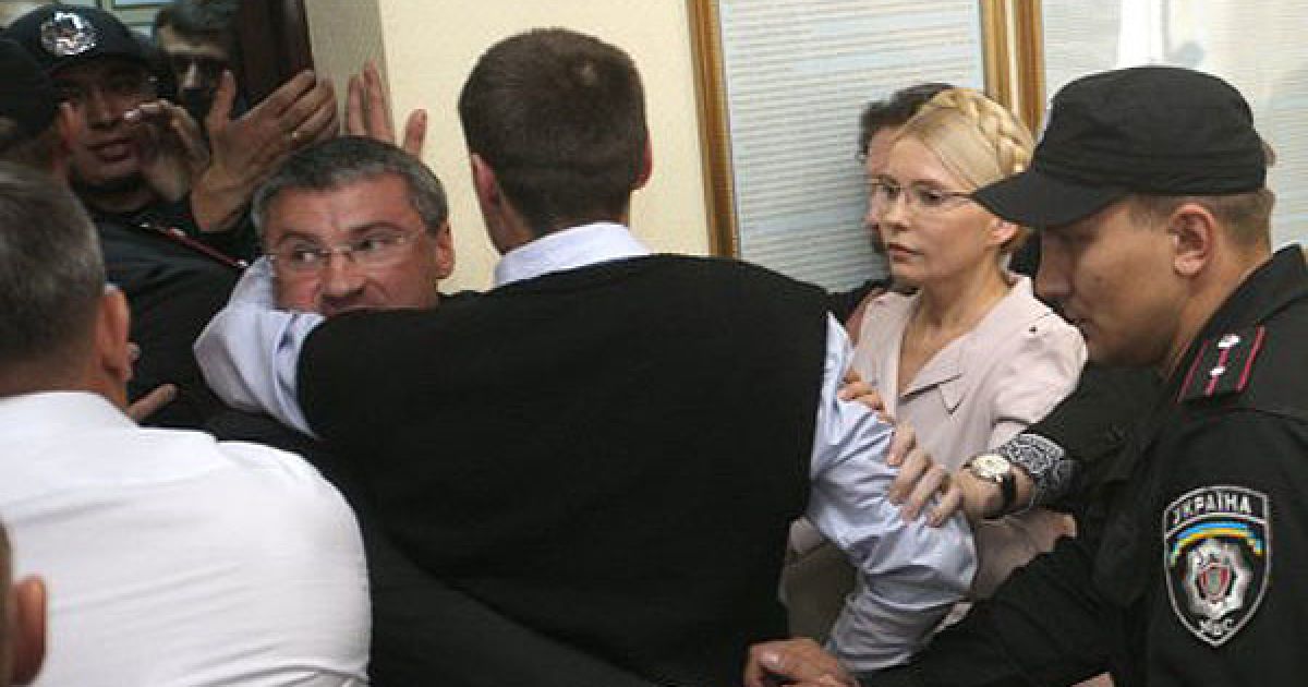Бійці "Беркуту" під час бійки з депутатами від БЮТ в Печерському суді пошкодили декілька відеокамер. / © УНІАН