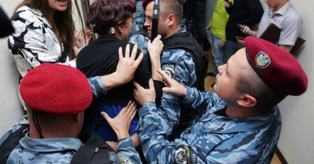 Бійці "Беркуту" під час бійки з депутатами від БЮТ в Печерському суді пошкодили декілька відеокамер. / © УНІАН