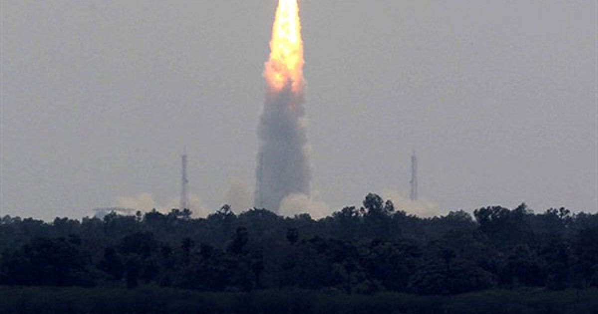 Індія, космічна станція Шріхарікота. Індійська ракета-носій PSLV-C16 доставляє на орбіту останню модель супутника дистанційного зондування Resourcesat-2, який вивчатиме можливість раціонального використання природних ресурсів. / © AFP