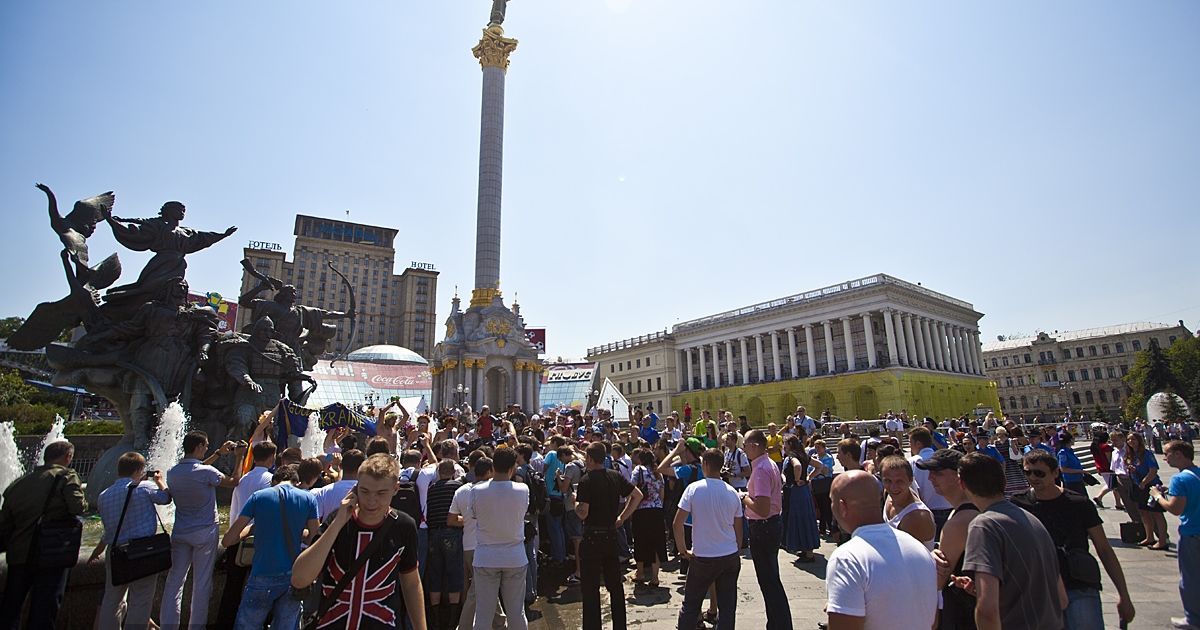 Жіночий рух FEMEN провів на Майдані Незалежності в Києві акцію протесту у фонтані "Євромийка-2012".