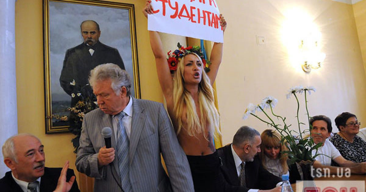 Жіночий рух FEMEN провів топлес-акцію протесту "Євробомж-2012" проти виселення студентів з гуртожитків перед проведенням Євро-2012.