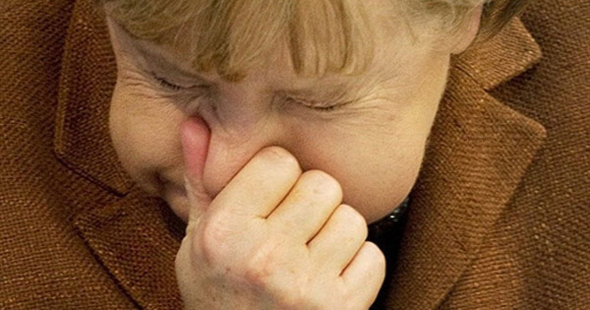 Німеччина, Берлін. Федеральний канцлер Німеччини Ангела Меркель чхає після виступу перед нижньою палатою Бундестагу в Берліні. / © AFP
