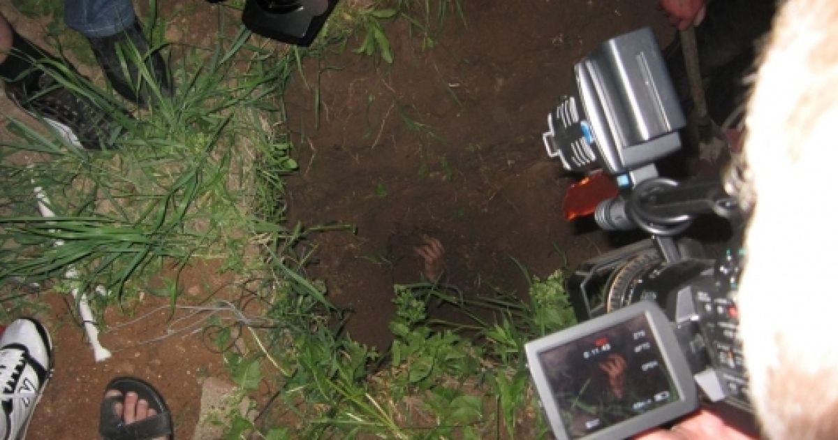 Незабаром "копачі" наткнулися на руку Лавриненка, якому вдалося виламати шматок труни у голови. / © gazeta.ua