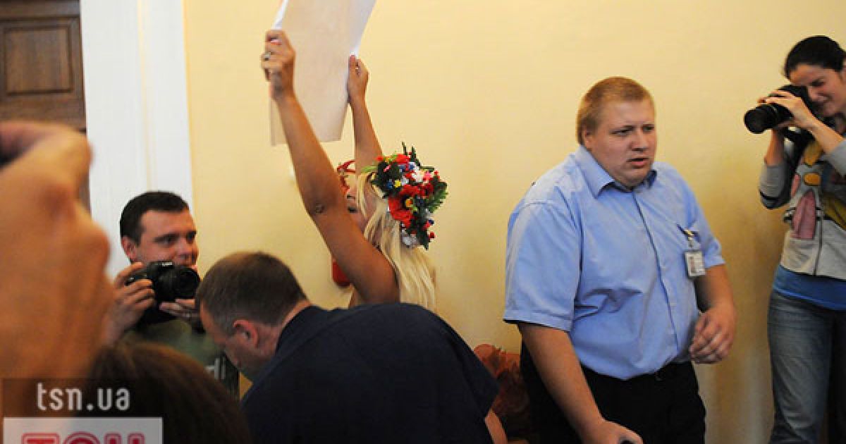Жіночий рух FEMEN провів топлес-акцію протесту "Євробомж-2012" проти виселення студентів з гуртожитків перед проведенням Євро-2012.