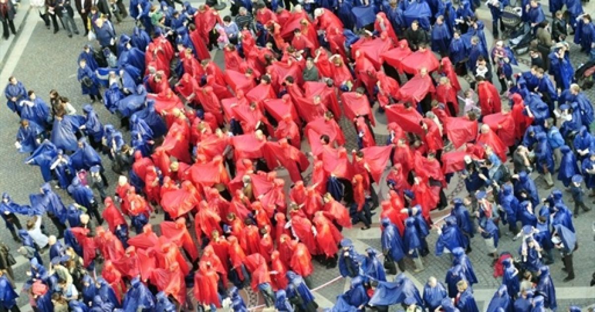 Угорщина, Будапешт. Люди вибудовують "живий малюнок" з серця і прапора Євросоюзу перед базилікою Святого Стефана у центрі Будапешта під час святкування "Року сім&#039;ї", організованого католицькою церквою Угорщини. / © AFP