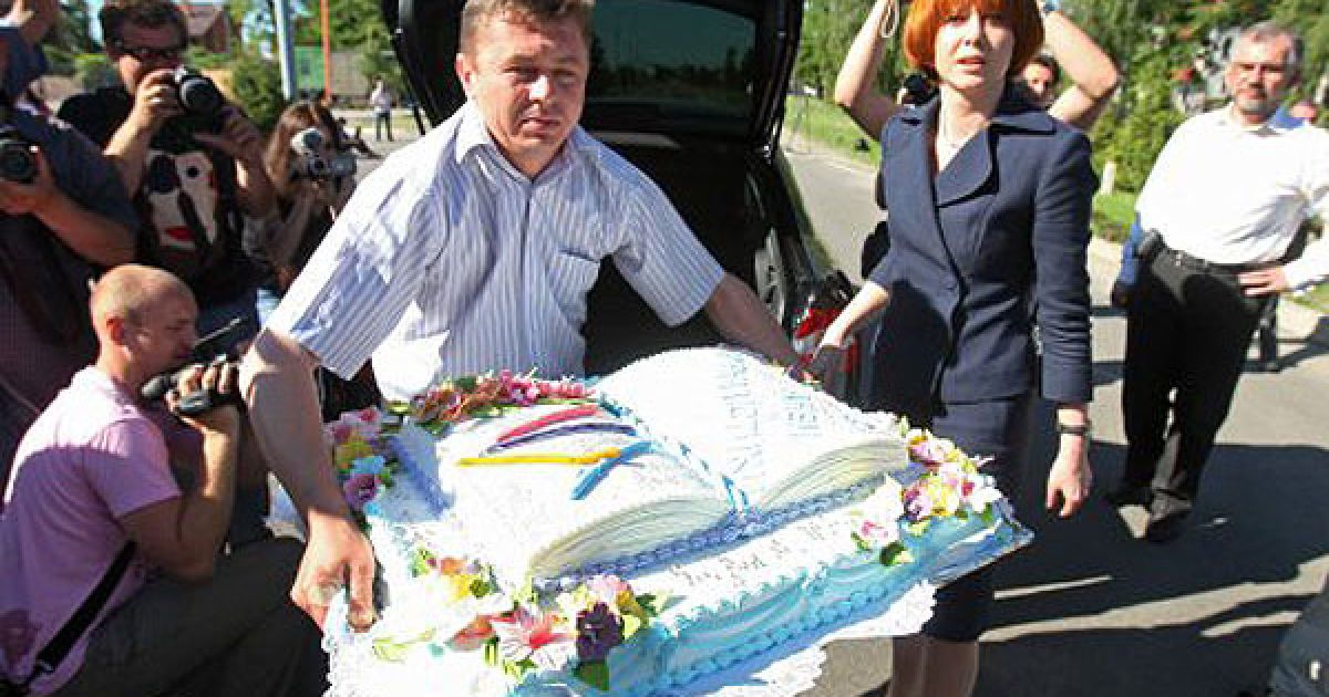 У багажнику автомобіля Дарки Чепак лежав багатокілограмовий торт з написом "З днем журналіста". / © УНІАН