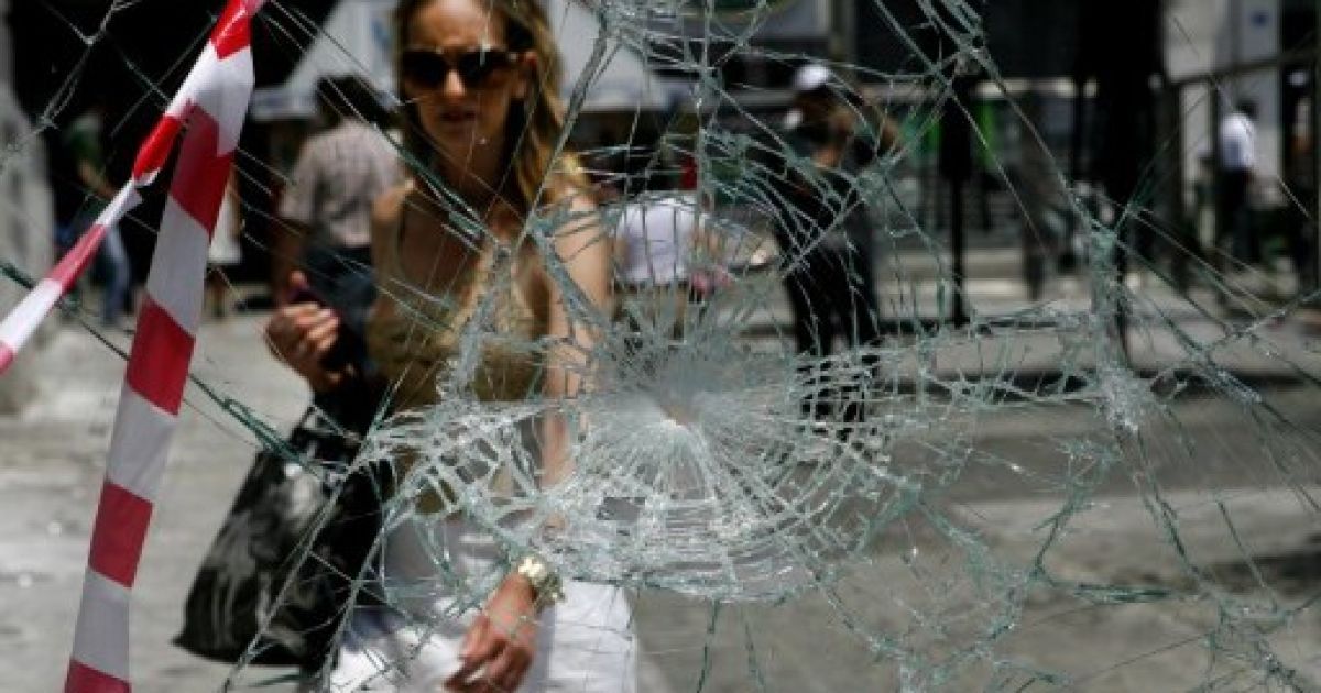 У Греції в ході масових безладів, спровакованих анархістами, майже 50 осіб отримали поранення. / © AFP