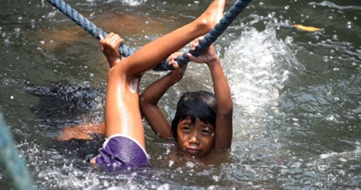 Філіппіни, Маніла. Діти купаються у річці Пасіг у Манілі. / © AFP