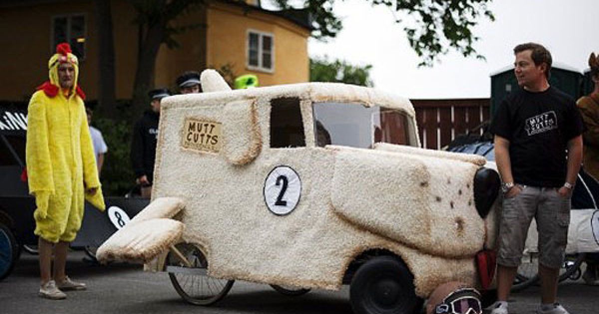 В Стокгольмі провели перегони на саморобних "мильницях" Stockholm Red Bull Soapbox 2011. / © AFP