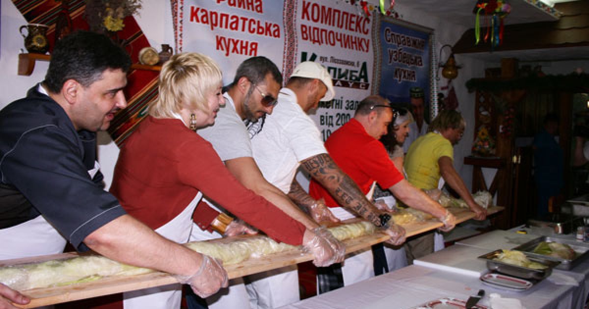 Найменший голубець, довжиною 0,9 см, виліпив хореограф Сергій Костецький, а найбільший голубець зірки за півгодини зліпили разом.