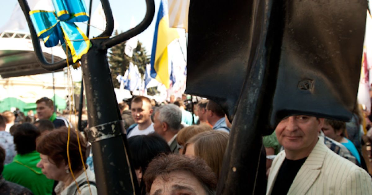 У Весняному марші протесту, який організувала опозиція біля Верховної ради беруть участь близько 3500 тисяч осіб.