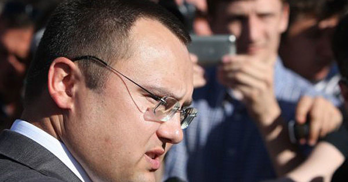 Голова сільради Нових Петрівців Родіон Старенький відповідає на запитання журналістів біля резиденції у Межигір'ї / © УНІАН