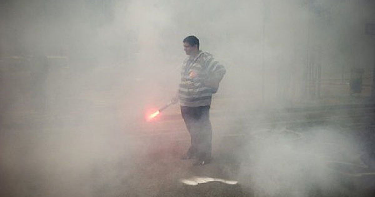 Франція, Париж. Залізничник бере участь в акції протесту проти введення конкуренції у регіональних перевезеннях пасажирів. / © AFP