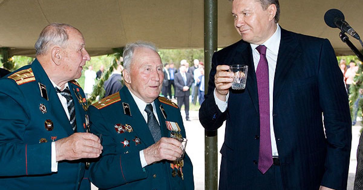 Янукович на зустрічі з ветеранами попросив налити стільки горілки, щоб не було соромно / © President.gov.ua