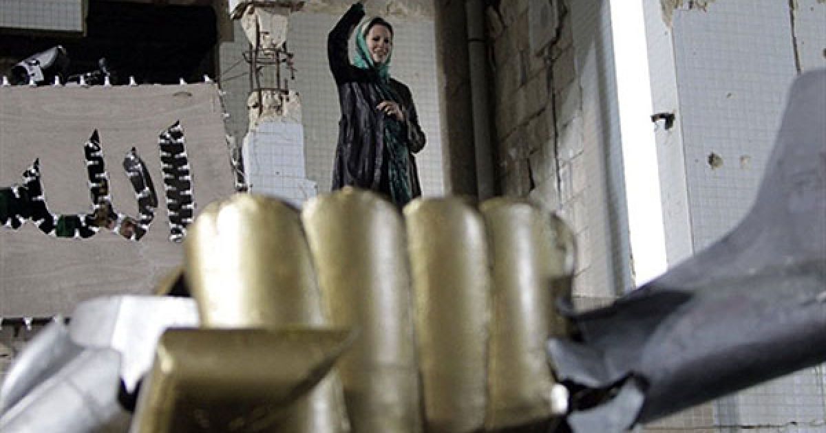Лівійська Арабська Джамахірія, Тріполі. Дочка лівійського лідера Муаммара Каддафі Аїша вітає натовп, який зібрався перед резиденцією її батька у Тріполі. Франція, Великобританія та США заявили, що майбутнє Лівії з Муаммаром Каддафі є неможливим. / © AFP