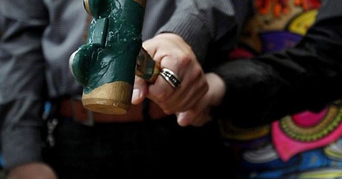 Церемонія розірвання шлюбу в Японії являє собою ритуал, коли подружжя розбивають свої обручки молотком. / © Stewpig