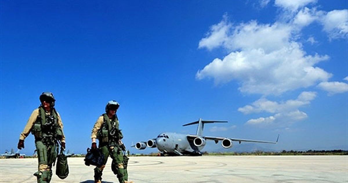 Італія, Трапані-Бірджі. Канадські пілоти F18 з 425 тактичної винищувальної ескадрильї повернулись на авіабазу після виконання своєї місії у операції ООН "Одіссея. Світанок". / © AFP