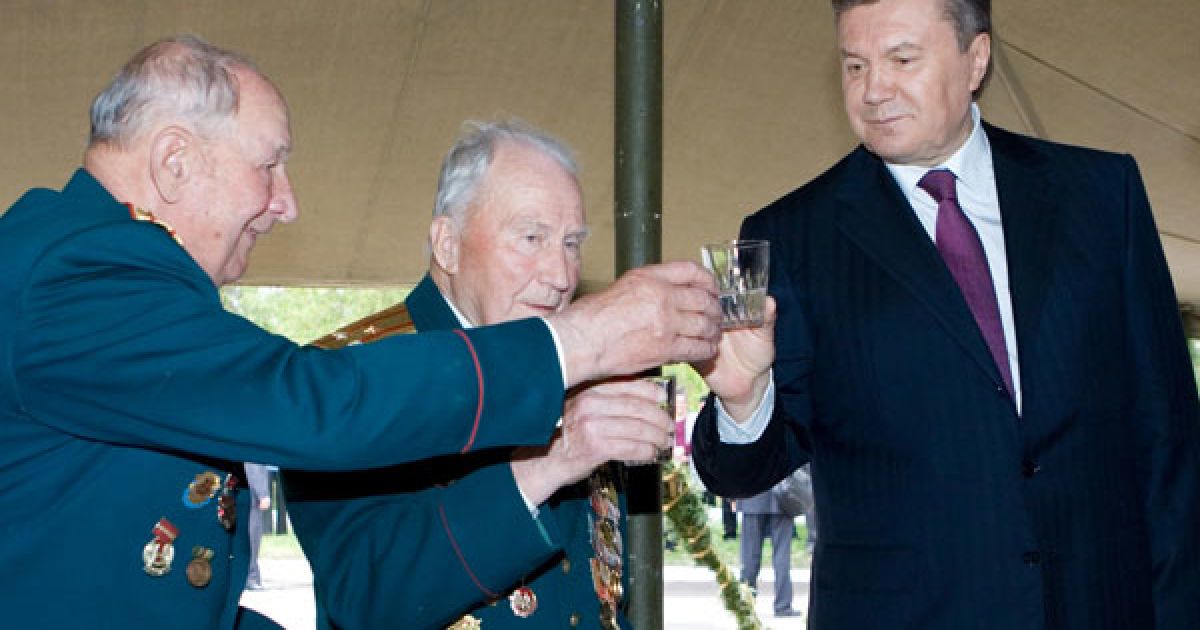 Під час зустрічі з ветеранами Великої Вітчизняної війни у селі Циблі на Київщині президент Віктор Янукович піднімав чарку за перемогу та здоров&#039;я тих, хто її виборов. / © President.gov.ua