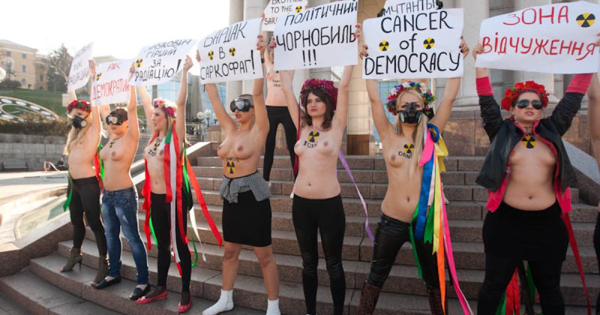 FEMEN закликала міжнародних гостей Пан Гі Муна, та Жозе Мануеля Баррозу виступити в благородній ролі ліквідаторів політичного Чорнобилю в Україні / © femen.livejournal.com