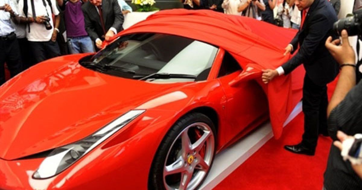 Індія, Нью Делі. Презентація Ferrari 458 під час відкриття першого дилерського салону Ferrari в Індії. Повний спектр спортивних автомобілів від італійського виробника з&#039;явиться у продажу в Індії. / © AFP
