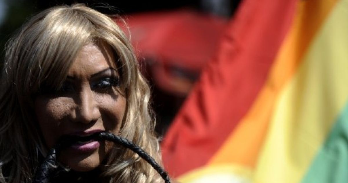 У Римі півмільйона геїв в костюмах наречених та аватарів взяли участь у гей-параді. / © AFP