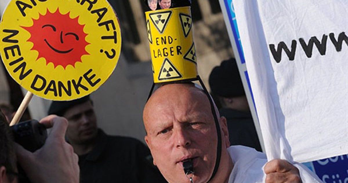 Німеччина, Ессен. Антиядерну акцію протесту провели у місті Ессен, де проходили річні загальні збори німецької енергетичної групи RWE, яка оголосила, що юридично оскаржить рішення влади про закриття одного з ядерних реакторів. / © AFP