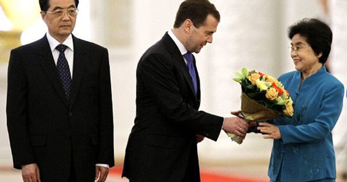 Росія, Москва. Президент Китаю Ху Цзіньтао спостерігає, як президент Росії Дмитро Мєдвєдєв дарує квіти його дружині Лю Юнцін під час церемонії зустрічі в Кремлі. Ху Цзіньтао перебуває з офіційним візитом в Росії. / © AFP