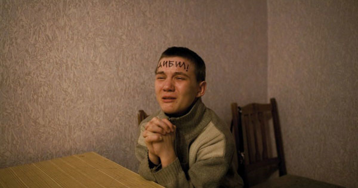 Журнал Newsweek надрукував серію фотографій, зроблених фотокореспондентом  Дональдом Вебером в приміщенні для допитів підозрюваних у відділку міліції. / © forum.pravda.com.ua