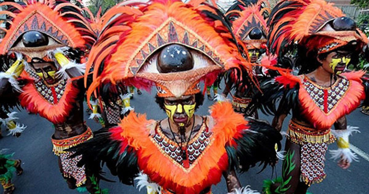 Філіппіни, Маніла. Учасники щорічного фестивалю Aliwan у Манілі. У фестивалі культур беруть участь представники різних провінцій і племен, які демонструють свої таланти. / © AFP