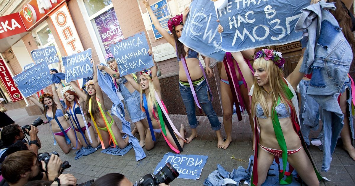 Жіночий рух FEMEN провів акцію "Геть джинсу!", присвячену Дню журналістики.