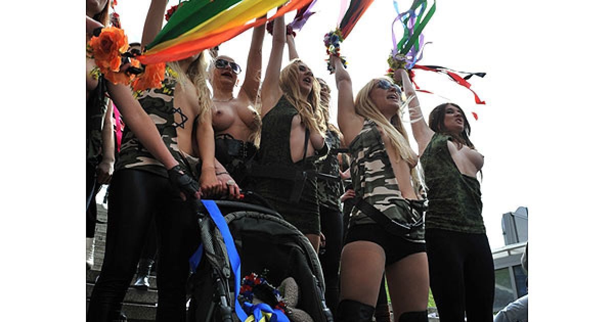 Рух FEMEN присвятив акцію "Фашизофренія" у Києві Міжнародному дню визволення в&#039;язнів фашистських концтаборів. / © Жіночий рух FEMEN