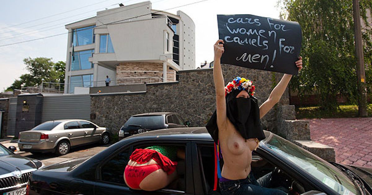 Активістки руху FEMEN у хіджабах розгорнули плакати "Жінкам - машини, чоловікам &ndash; верблюди!", "Жінки рулять!", "Let&#039;s drive", "Wild morals". / © Жіночий рух FEMEN