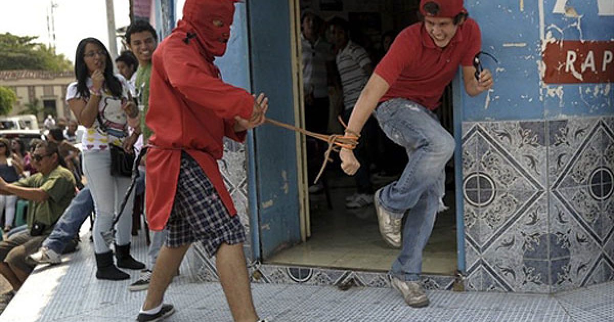 Сальвадор, Тексістепек. Християнські віруючі у масках, одягнені в костюми дияволів "Talsiguin", б&rsquo;ють людей на вулицях міста під час святкування стародавньої місцевої католицької традиції очищення від гріхів, яка знаменує собою початок Страсного тижня. / © AFP