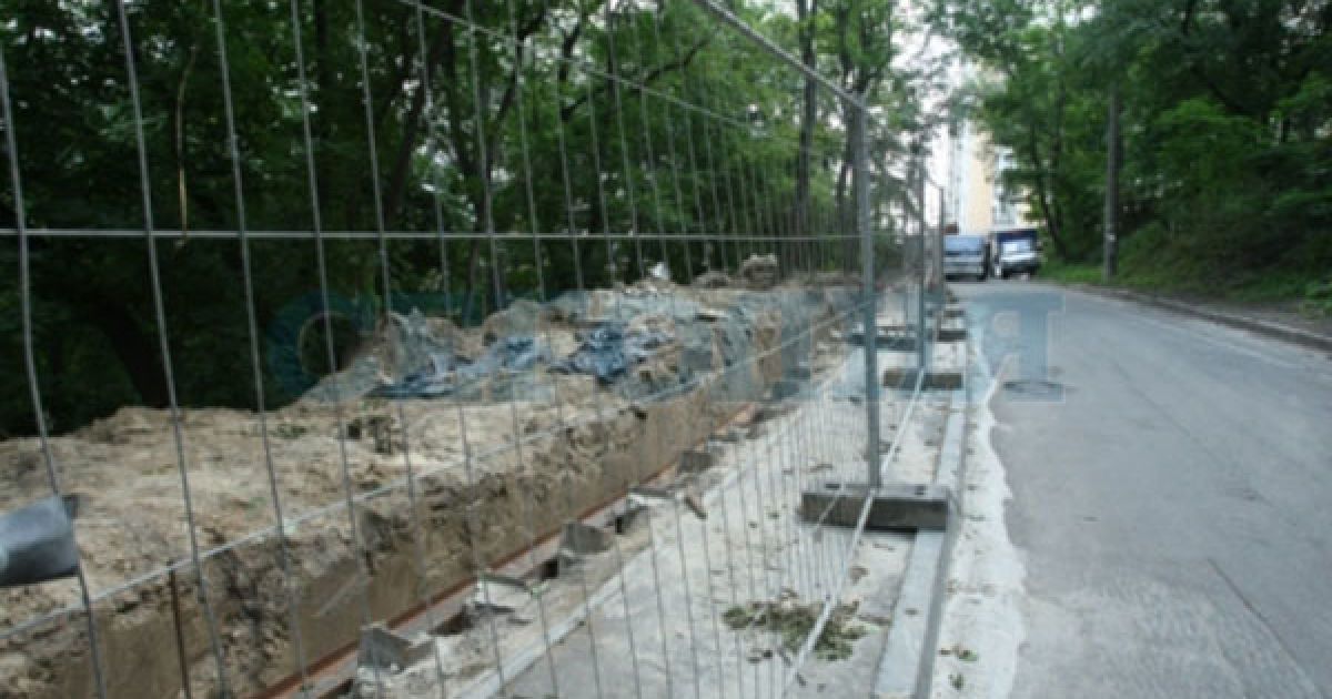 У Києві на Парковій алеї завершують будівництво вертолітного майданчика для президента Віктора Януковича. / © Сегодня