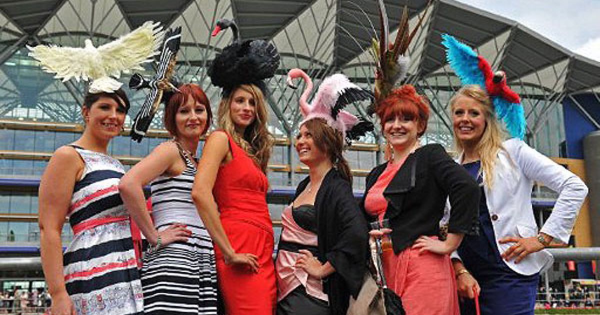 Британія, Віндзор. Гості королівських перегонів Royal Ascot у яскравих капелюшках позують перед початком Жіночого дня на щорічних скачках у графстві Беркшир. / © AFP