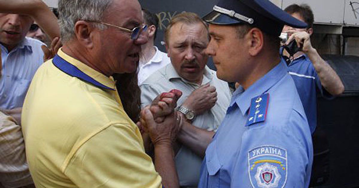 Народний депутат від БЮТ Володимир Яворівський захищав дівчат від міліціонерів, які спробували затримати феміністок.