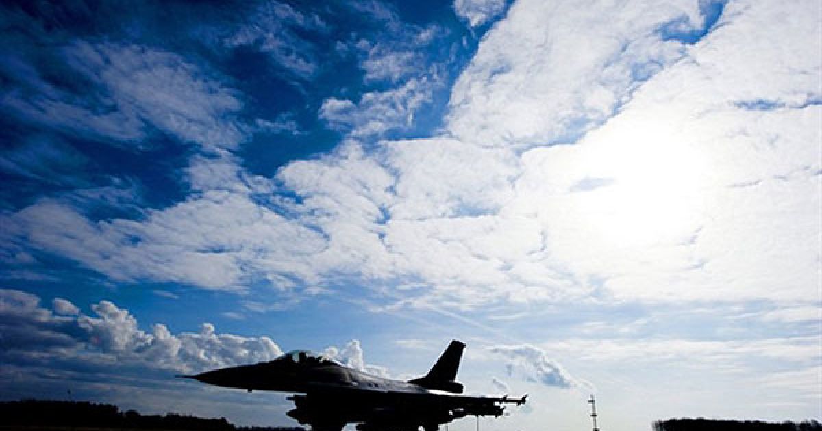 Нідерланди, Леуварден. Літак F-16 злітає з авіабази Леуварден на італійському острові Сардинія. Нідерланди виділили для операції в Лівії шість винищувачів F-16, близько 200 військових, міноносець і танкер. / © AFP