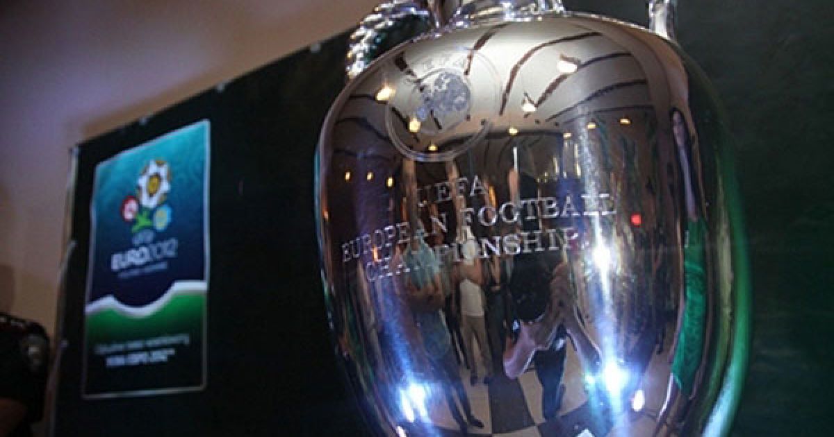 У Львові відбулась презентація головного трофею чемпіонату Європи з футболу Євро-2012 &mdash; Кубка УЄФА / © zik.com.ua